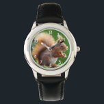Niedliches Eichhörnchen im Garten Armbanduhr<br><div class="desc">Niedliches Eichhörnchen im Gartengelenk mit Zahlen.</div>