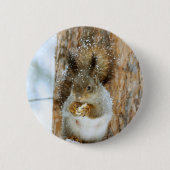 Niedliches Eichhörnchen in der Winterlandschaft Button (Vorderseite)