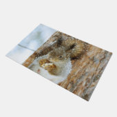 Niedliches Eichhörnchen in der Winterlandschaft Fußmatte (Schrägansicht)