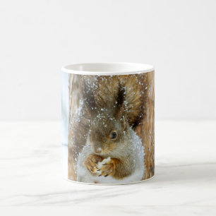 Niedliches Eichhörnchen in der Winterlandschaft Kaffeetasse
