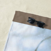 Niedliches Eichhörnchen in der Winterlandschaft Strandtuch (Beispiel)