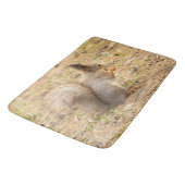 Niedliches Eichhörnchen isst ein Nussbaum-Foto Badematte (Schrägansicht)