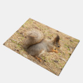 Niedliches Eichhörnchen isst ein Nussbaum-Foto Fußmatte (Schrägansicht)