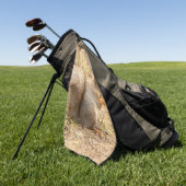 Niedliches Eichhörnchen isst ein Nussbaum-Foto Golfhandtuch (Gras)