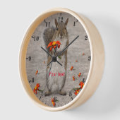 Niedliches Eichhörnchen mit Blume personalisieren Uhr (Winkel)