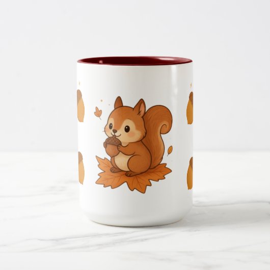 Niedliches Eichhörnchen mit Herbstblättern Zweifarbige Tasse (Mittel)