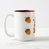 Niedliches Eichhörnchen mit Herbstblättern Zweifarbige Tasse (Links)