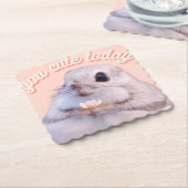 Niedliches Eichhörnchen und Blume auf rosafarbenem Untersetzer (angewinkelt)