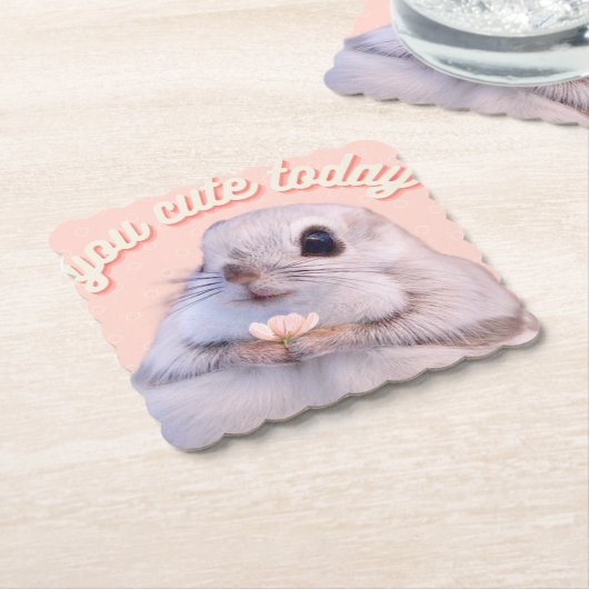 Niedliches Eichhörnchen und Blume auf rosafarbenem Untersetzer (angewinkelt)