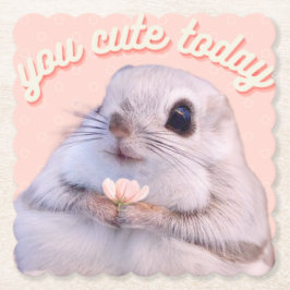 Niedliches Eichhörnchen und Blume auf rosafarbenem Untersetzer