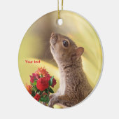 Niedliches Eichhörnchentier mit Rose personalisier Keramik Ornament (Links)