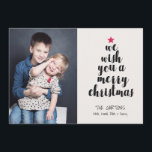 Niedliches einfaches, modernes Weihnachtsbaum-Foto Feiertagskarte<br><div class="desc">Suchen Sie ein modernes,  stilvolles Design für Ihre Urlaubsfotokarten in diesem Jahr? Auf dieser lustigen 12x18-Fotokarte steht ein Weihnachtsbaum,  der mit den Worten "wir wünschen Ihnen frohe Weihnachten" gebaut wurde. Einfach und niedlich! Die Rückseite der Karte ist mit kleinen weißen Schneeflocken über Ihrer eigenen Farbe gestaltet.</div>