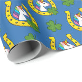 Niedliches Einhorn auf St Patrick's Day Pattern Geschenkpapier (Rolleneckpunkt)