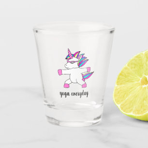 Niedliches Einhorn, das Yoga praktiziert Schnapsglas