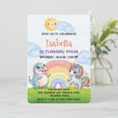 Niedliches Einhorn Dinosaurier Regenbogen Sky Gebu Einladung (Stehend Vorderseite)
