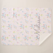 niedliches Einhorn-Emoji-Pastellmonogramm Sherpadecke (Vorderseite (Horizontal))