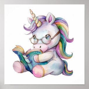 Niedliches Einhorn in Eyeglasses Lesen eines Buche Poster