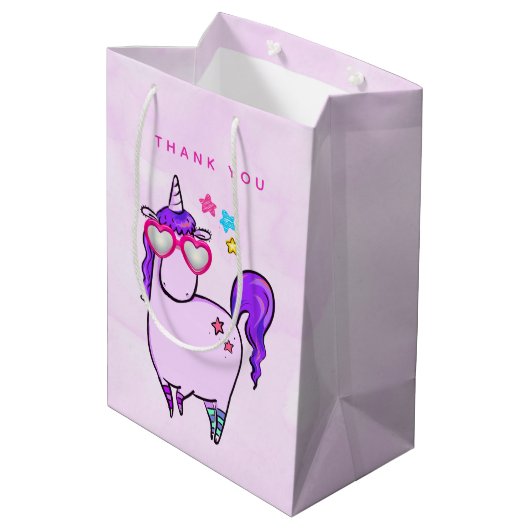 Niedliches Einhorn in Herz-Shaped-Brille Mittlere Geschenktüte (Rückseite Schrägansicht)