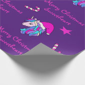 Niedliches Einhorn in rosa Weihnachtsmannmütze zu  Geschenkpapier (Ecke)