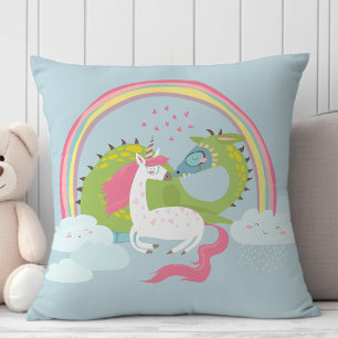Niedliches Einhorn küsst einen Drachen unter dem R Kissen