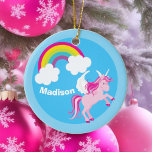 Niedliches Einhorn-Regenbogen-Custom Keramikornament<br><div class="desc">Ein wunderschönes skurriles Weihnachtsgeschenk für ein Mädchen,  das hübsche personalisierte Geschenke Lieben. Das niedliche Rosa Einhorn mit weißen Flügeln,  die in die Luft springen,  liegt neben einem schönen Regenbogen am Himmel. Passen Sie Ihren Namen an.</div>