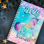 Niedliches Einhorn Rosa Glitzer Aqua Monogramm 202 Planer<br><div class="desc">Mit diesem Niedlichen personalisierten 2025 neuen Jahresplaner können Sie wieder Spaß in der Schule machen. Es ist mit eleganten gürteleisernen Glitzer-Glam in einzigartigen Regenbogen rosa Aquarelle entworfen. Um es besonders zu machen, ist es auch mit Monogramm und personalisiert mit Namen, Initialen oder beliebigem Text, klicken Sie auf den Link "Weiter...</div>