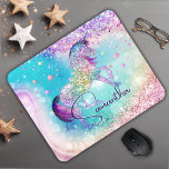 Niedliches Einhorn-Rosa Glitzer Regenbogenaqua Mon Mousepad<br><div class="desc">Niedlicher einhornrosa Glitzer Regenbogenaqua monogramm Mouse pad. Fügen Sie Ihrem Zuhause-Büro oder Studentenwohnheim mit diesem personalisierten Mauspad eine Touch Glitzer und Glanz hinzu. Um es etwas Besonderes zu machen, ist es auch mit Monogramm und personalisiert. Klicken Sie auf den Link "Weiter anpassen" und verwenden Sie das Design-Tool, um das Design...</div>