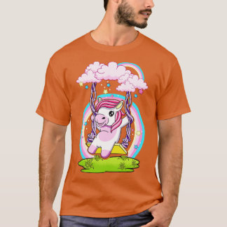 Niedliches Einhornschwingen am Wolkenschwingen T-Shirt