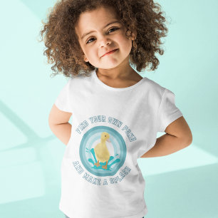Niedliches Entrinnen zu einem Abfall Kleinkind T-shirt