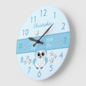 Niedliches Eule blau mit Sternen und einem Namen Große Wanduhr (Winkel)