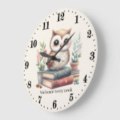 Niedliches Eule-Buch Nok willkommen hinzufügen Tex Große Wanduhr (Winkel)