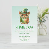 Niedliches Eule in einem Grünen Top Hat St. Patty' Einladung (Stehend Vorderseite)