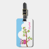 Niedliches Eulen-Mädchen auf einem Gepäckanhänger (Vorderseite vertikal)