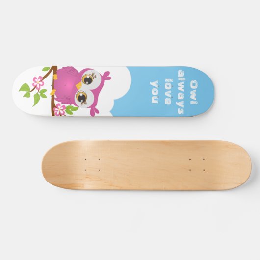 Niedliches Eulen-Mädchen auf einem Skateboard (Horizontal)