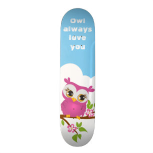 Niedliches Eulen-Mädchen auf einem Skateboard