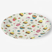 Niedliches, farbiges Lebensmittelmuster auf weiß Pappteller (Schrägansicht)