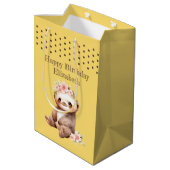 Niedliches Faultier hinzufügen Namen Polka Punkte  Mittlere Geschenktüte (Rückseite Schrägansicht)