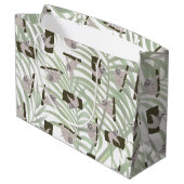 Niedliches Faultiermuster im Wildwald Große Geschenktüte (Rückseite Schrägansicht)