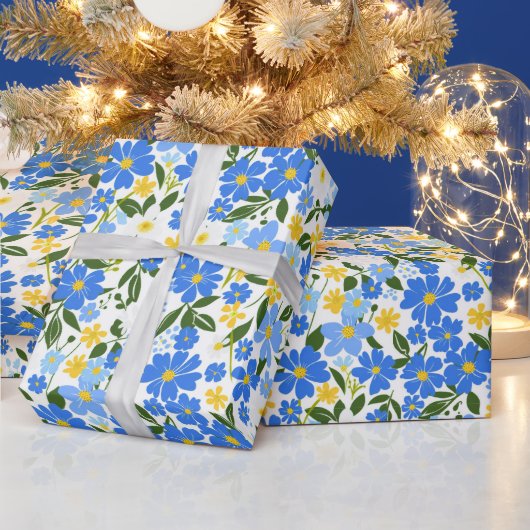 Niedliches Federblau und Gelb Blumenmuster Geschenkpapier (Feiertage)