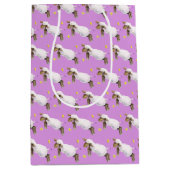 Niedliches Federlamm, das lila Geschenktüte ausläs (Vorderseite)