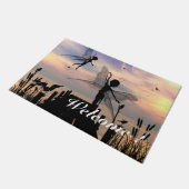 Niedliches feenhaftes Tanzen auf einer Fußmatte (Schrägansicht)