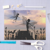 Niedliches feenhaftes Tanzen auf einer Seidenpapier (Handwerk)