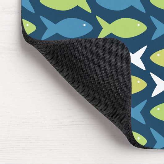 Niedliches Fischmuster in blau-grün-gelb und weiß Mousepad (Ecke)