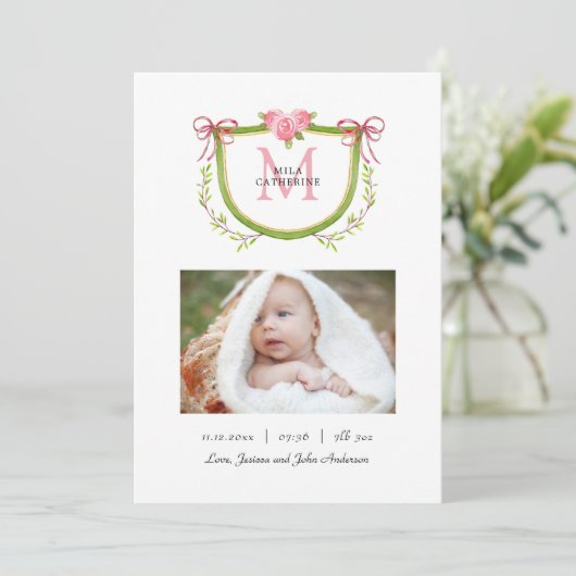 Niedliches florales Wappen mit Monogram Baby Girl Ankündigung (Stehend Vorderseite)