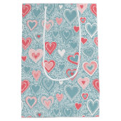 Niedliches Folk Floral Heart Dusty Blue Pink Babyd Mittlere Geschenktüte (Rückseite)