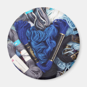 Niedliches Foto des bunten blauen Magnet