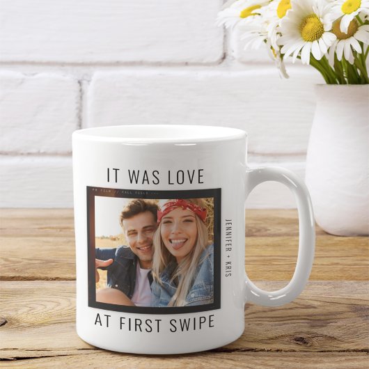 Niedliches Foto Liebe bei First Swipe Zweifarbige Tasse