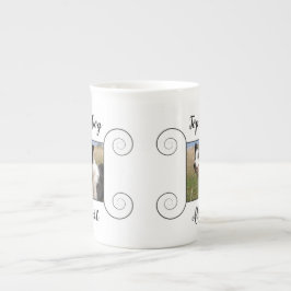 Niedliches Foto mit handgezeichnetem Rahmen und Te Porzellantasse