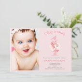 Niedliches Foto Pink Floral Girl's Erste Geburtsta Einladung (Stehend Vorderseite)