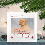 Niedliches Foto Welpe 1. Weihnachtsbaum Drucke Rot Ornament Aus Glas<br><div class="desc">Feiern Sie mit diesem modernen minimalistischen Foto-Sake-Ornament das erste Weihnachtsfest Ihres Welpen. Der rote Text lautet "Mein erstes Weihnachten", mit dem Wort "Weihnachten" in trendiger Handschrift. Ersetzen Sie das Beispielbild einfach durch Ihr Lieblings-Foto, und fügen Sie den Namen Ihres Welpen und das Jahr unten, gerahmt durch ein Paar Pfotendrucke. Ein...</div>